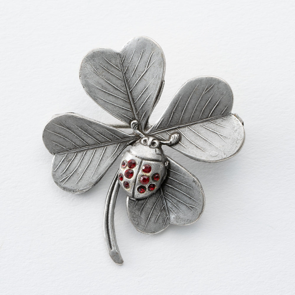 ブローチ ラインストーン クローバー レッド シルバー 150346