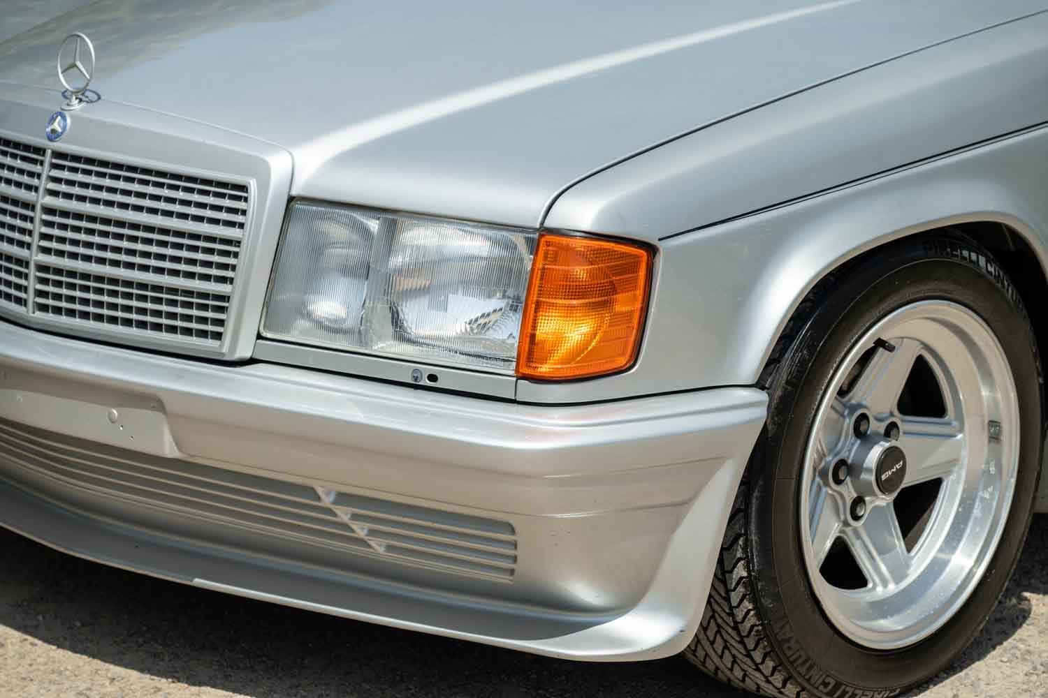 AMGが手掛けたワイドボディ「190E」が約700万円はお買い得!? 83年の
