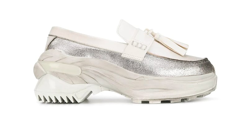 メゾン マルジェラよりチャンキーソールを備えたタッセルローファーが