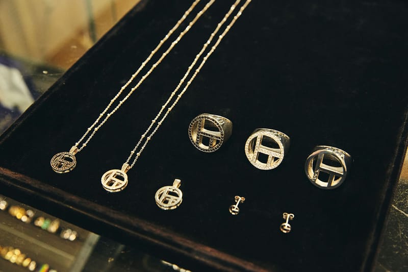 ドッグスがグリルズ ジュエルズとのコラボジュエリーを2日間限定販売