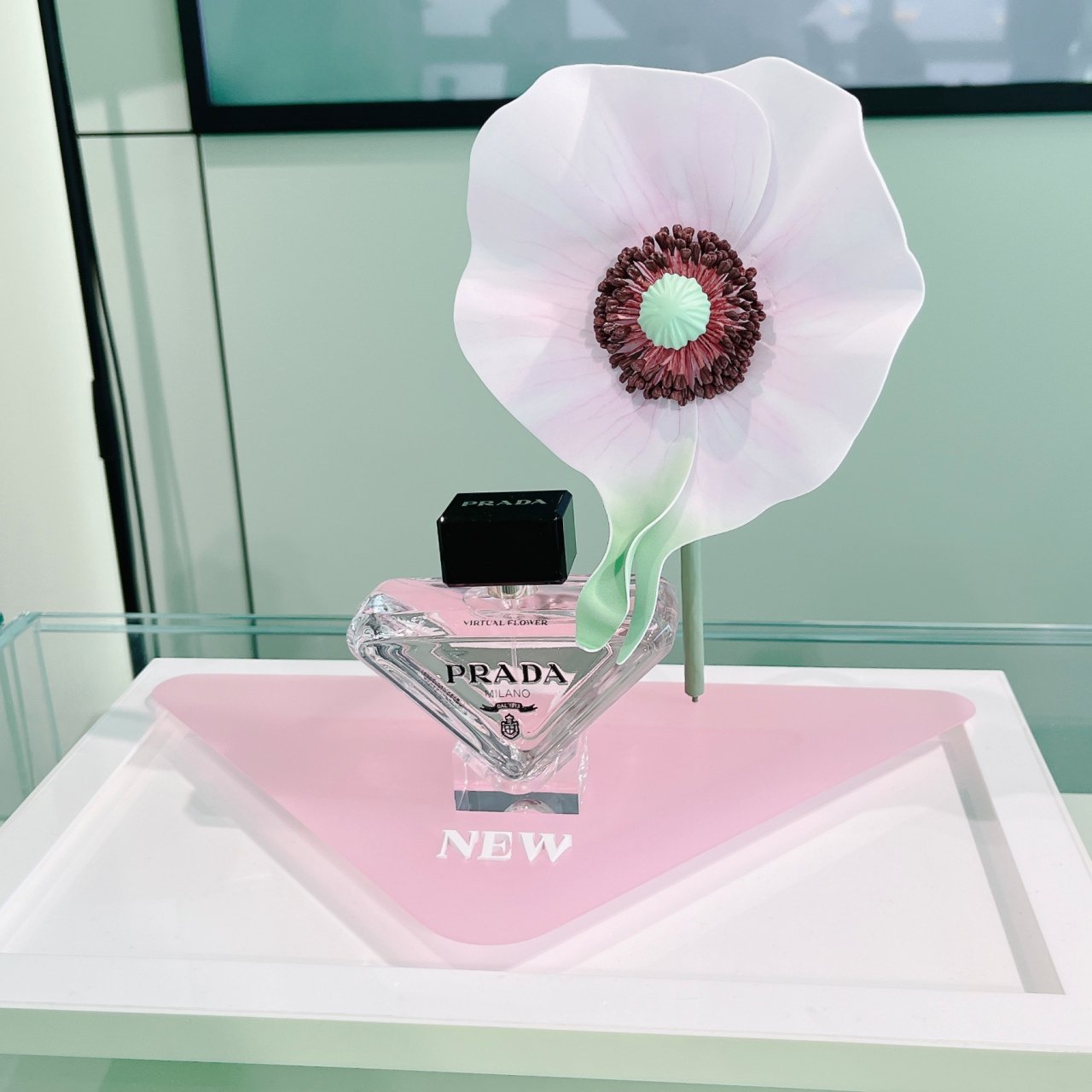 AIが創る花の香りって？ 感性を刺激する「プラダ ビューティ」の夏新作