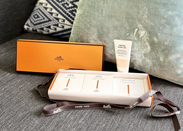 5000円のあぶら取り紙？！エルメスから初のファンデーション登場