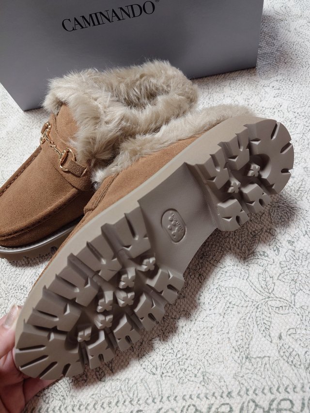 一目惚れした【CAMINANDO/カミナンド】のファースリッポン | Marisol