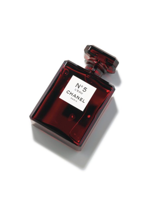 木野園子が『シャネル』のスペシャル限定ボトルの香水をお試し