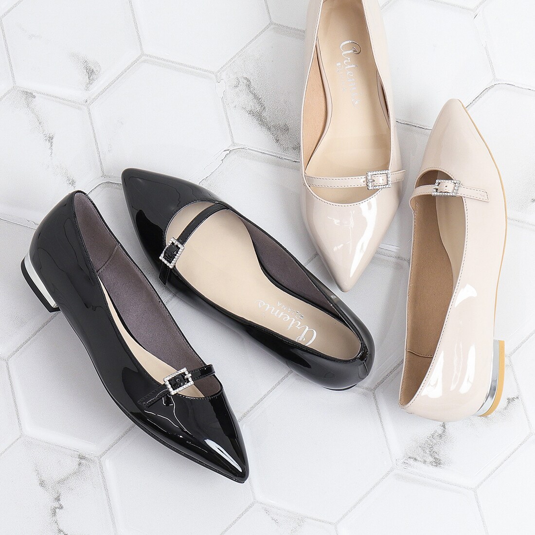 ビジューバックルストラップ ポインテッドトゥエナメルフラット