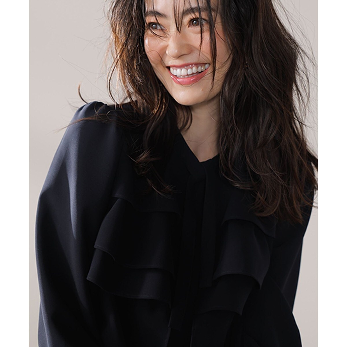 KUMIKYOKU NAVY】コンフォータブルドレープ フリルブラウス | 組曲