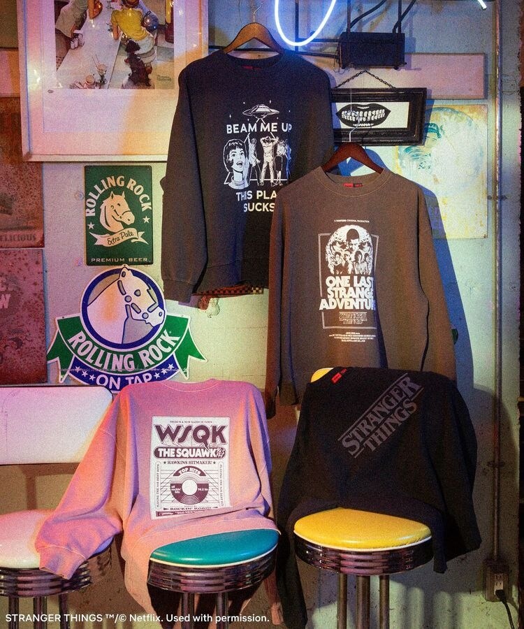 □STRANGER THINGS×MINNETONKA プリンテッドスウェット | グリーン