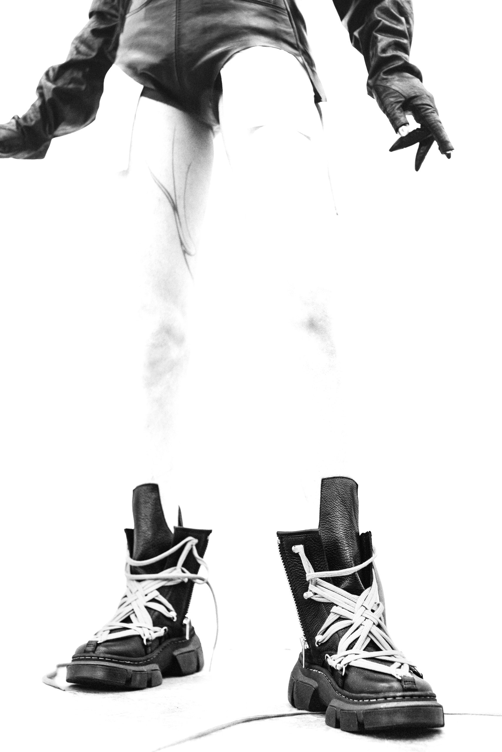 ドクターマーチン」と「リック・オウエンス」による最新コラボ 第1弾の