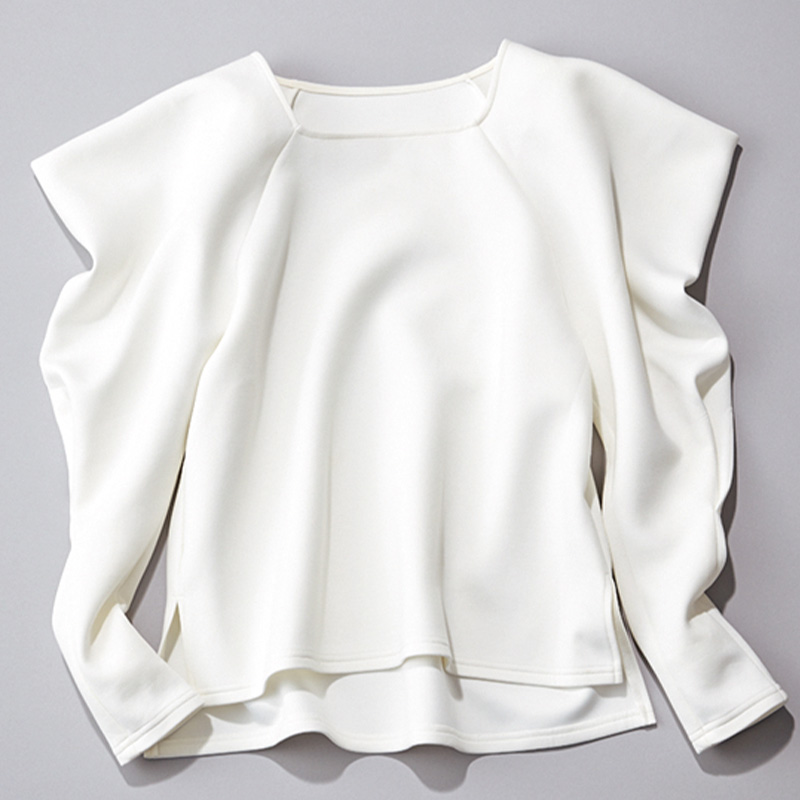 ブラウス好き”ママの『白ロンT』3選！着心地ときちんと感を両立 | VERY