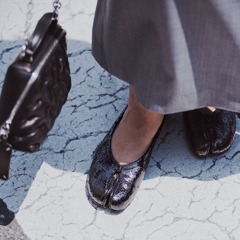 マルジェラ】タビに新色登場！“メタリックな黒”が争奪戦必至 | VERY