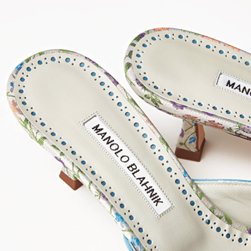 春待ち名品】“マノロブラニク”の花柄ミュールで足元からオシャレ更新