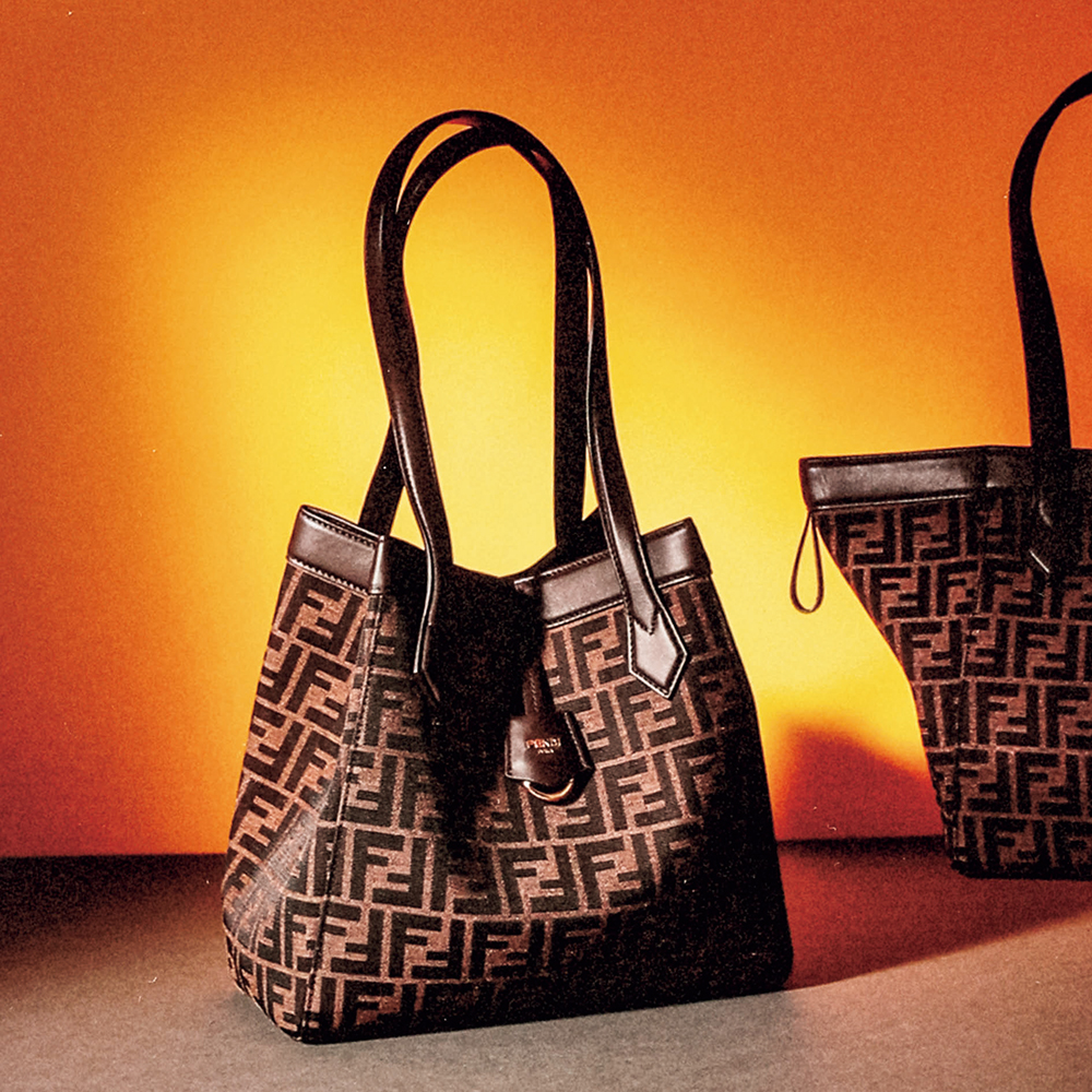 フェンディ】ズッカ柄の人気再燃！クラシカルなロゴ入り『新作バッグ