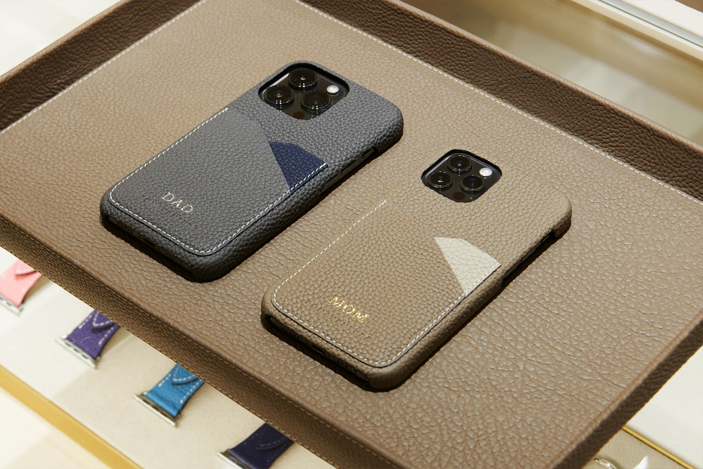 神山夫婦共演♡人気急上昇中のスマホケース＆上質レザーグッズ | VERY