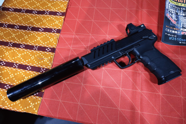 エアガンメーカーが多数出展し、新製品の発表や限定品の販売を行った