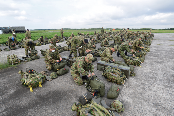 陸上自衛隊】第1空挺団の降下訓練に密着 | ニュース | アームズ
