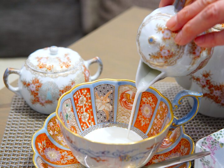 素敵なポットで淹れる至福のティータイム♪有田焼の名窯・深川製磁の