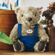 シュタイフのテディベアが可愛いキャビンアテンダントに！「JAL