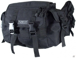 バイオハザード4」でレオンが着用していたTシャツやブットパック