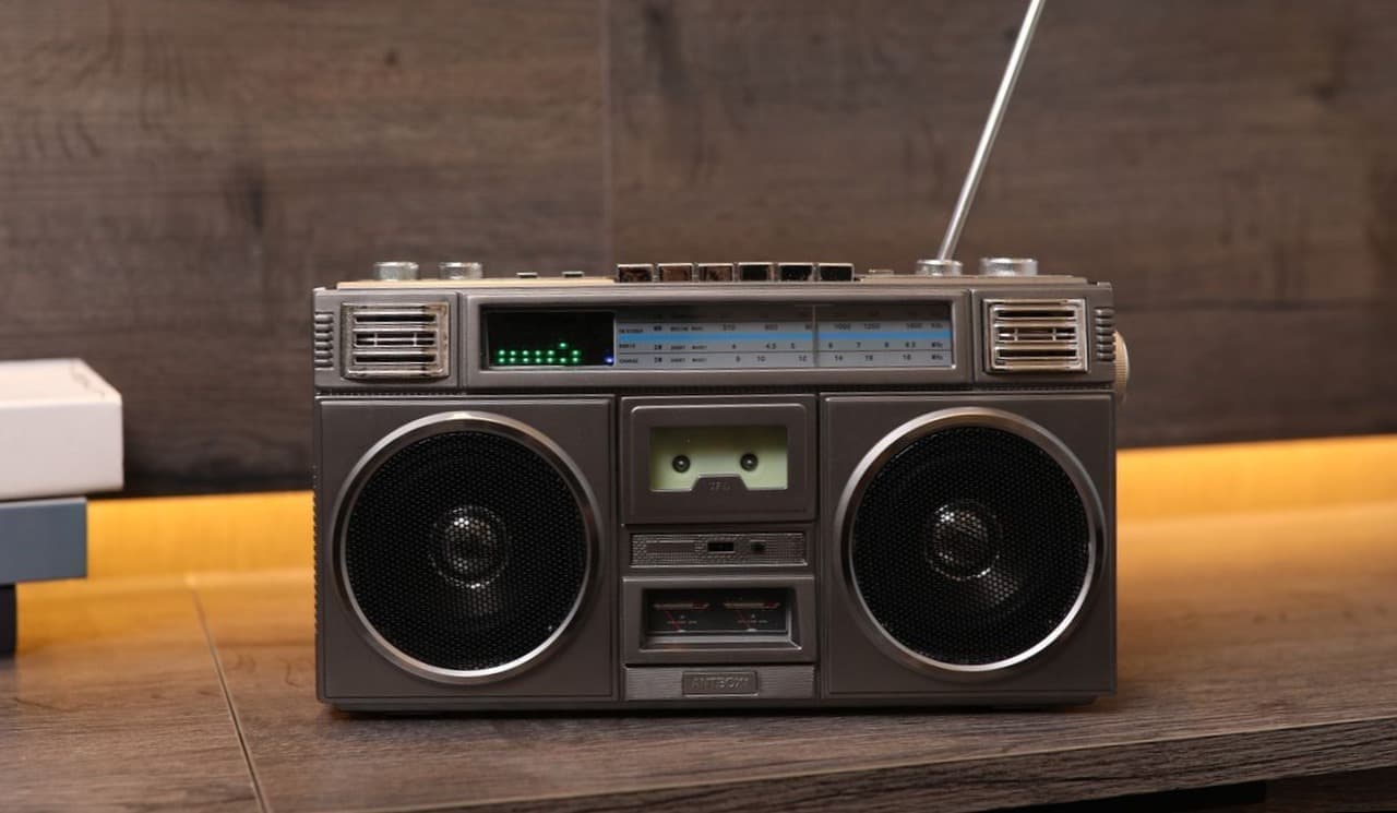 昭和のラジカセデザインのミニスピーカー＆ラジオ「ESQ」 物理スイッチ