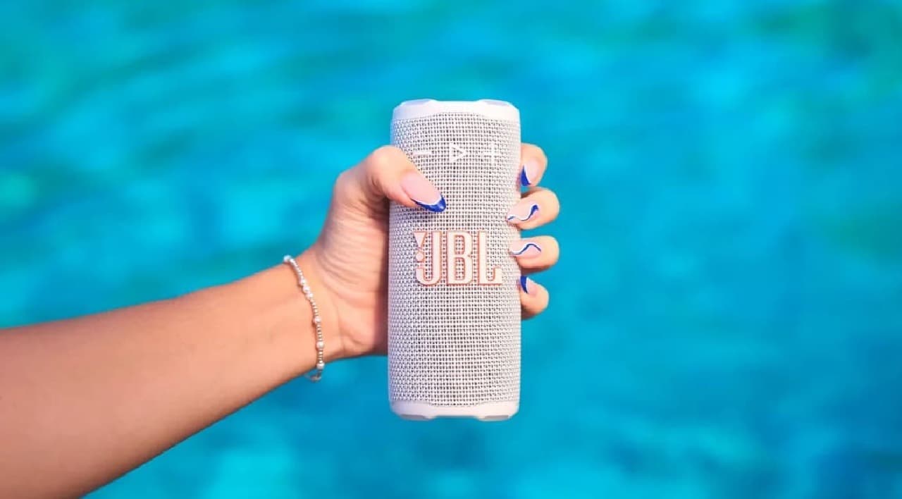 どこにでも手軽に持ち運べる「JBLグリップスピーカー」が登場！片手で