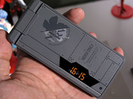 写真と動画で見る「SH-06A NERV」──NERV特別仕様ケータイ発売計画