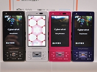 写真で解説する「Cyber-shotケータイ S003」：「S001」との違いは？（1