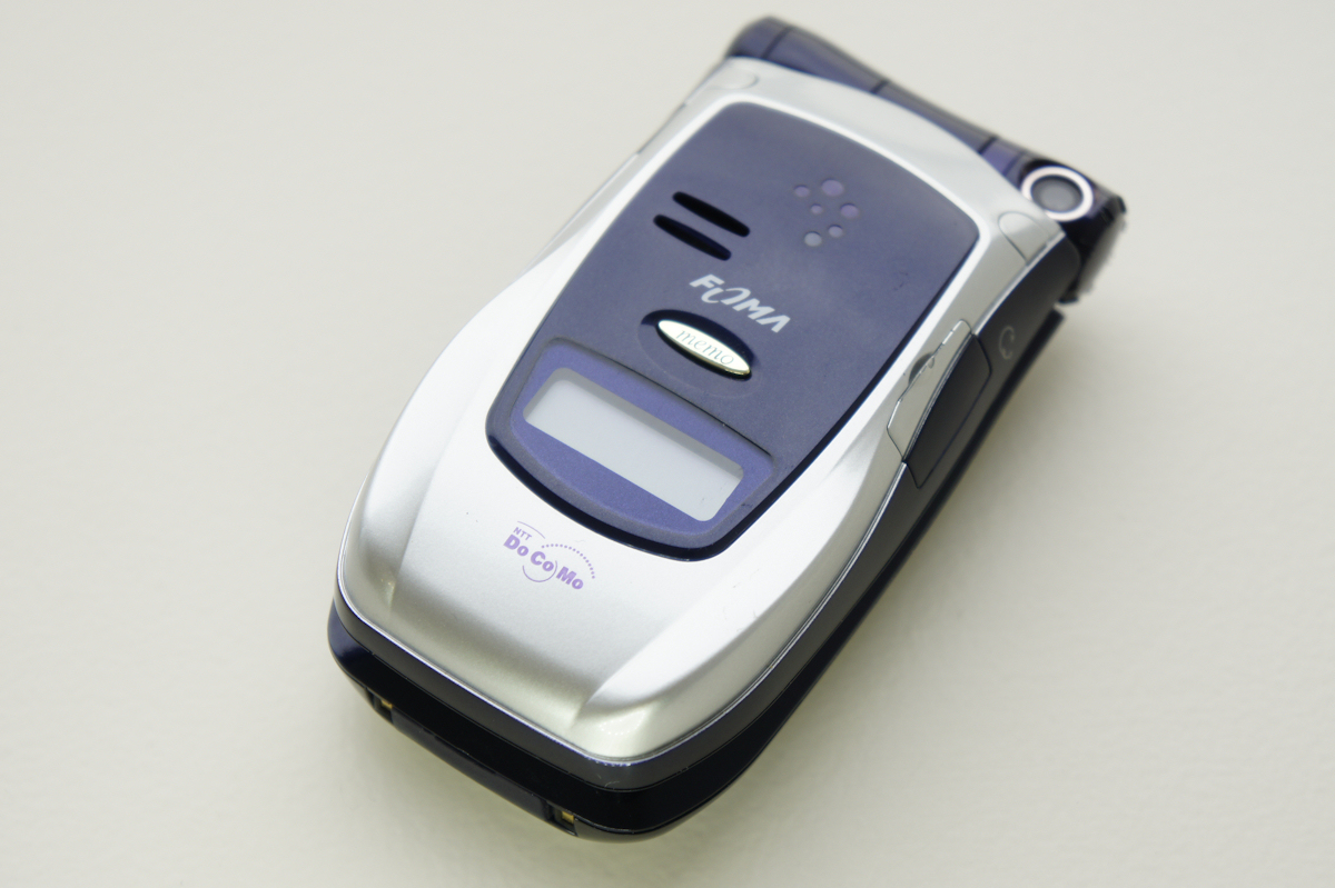 下り384kbpsが画期的だった ドコモFOMA初号機「P2101V」：懐かしの