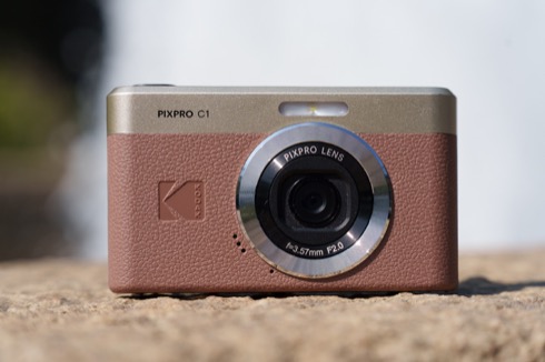 小さく、軽く、安く、そして“エモい” コダック「PIXPRO C1」は廉価な
