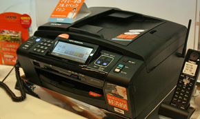 ブラザーの「マイミーオ」が無線LAN対応進める、小林麻央さんがデモ