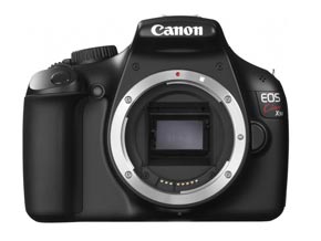 単焦点レンズキットも用意、2色展開のエントリーEOS 「EOS Kiss X50