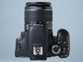 バリアングル対応の一眼レフ入門機――キヤノン「EOS Kiss X5」（1/3