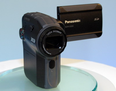 時代はHDDじゃなくてSDです――松下、3CCD搭載SDカードムービー（1/2