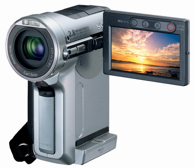 高画質追求のための“3つのCMOS”――ソニー、新ハンディカム（1/2 ページ