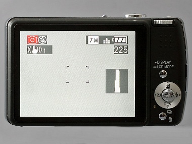 使いやすさが向上した定番広角デジカメ――松下「LUMIX DMC-FX50」（1/4