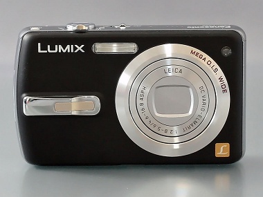 使いやすさが向上した定番広角デジカメ――松下「LUMIX DMC-FX50」（1/4