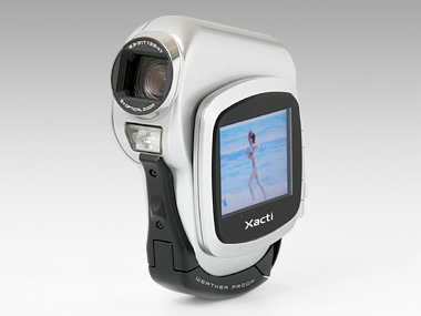 海辺や雨天でも気軽に動画撮影――「DMX-CA6」の担当者に聞く（1/3