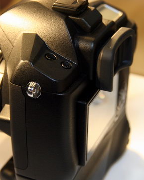 日本で売って！ とみんなで叫ぼう――オリンパス薄型デジ一眼「E-400