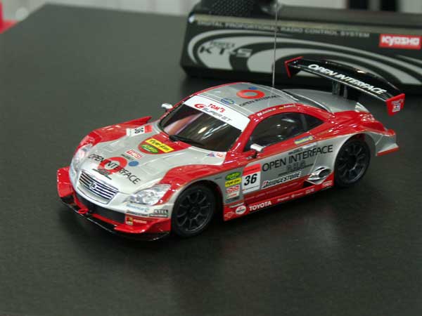 京商のミニッツシリーズに初のレクサスボディ：会社の会議室でR/C