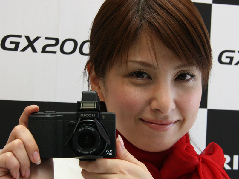 リコー、高画質化した広角24ミリ“こだわり”デジカメ「GX200