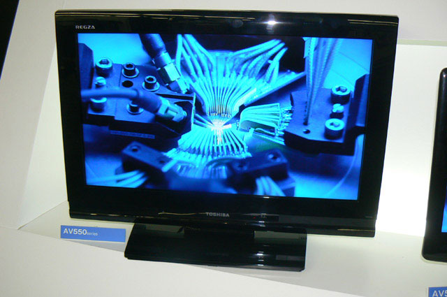 東芝、「おまかせ」搭載の小型REGZA「AV550シリーズ」 - ITmedia NEWS