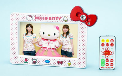 サンリオ、着せ替え対応の「ハローキティ デジタルフォトフレーム