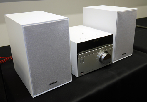 ソニー、NFC／Bluetooth対応の小型コンポ「CMT-SBT40」を発売：お
