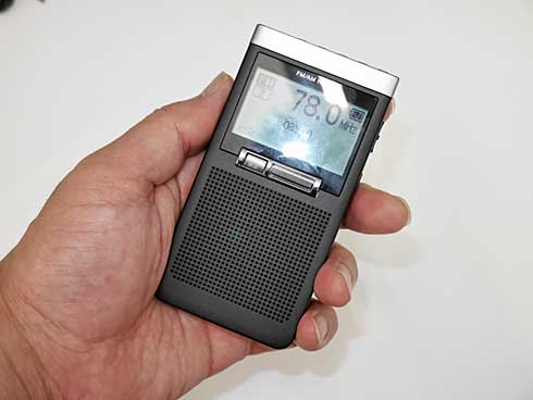 10個のプリセットボタンで簡単選局、ソニーから新しい名刺サイズラジオ