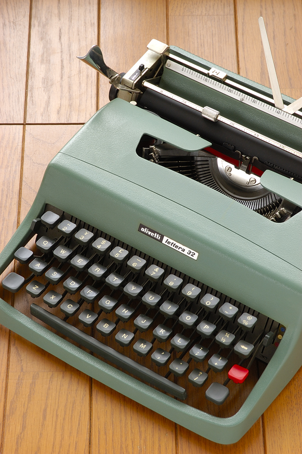 改行の所作がまだ美しかったころ――Olivetti「Lettera 32」：矢野渉の