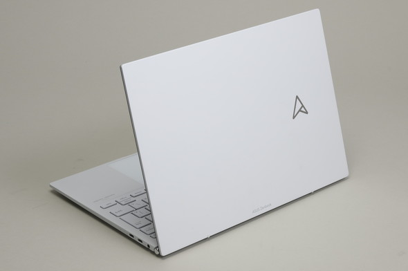 パワフルなRyzen 7 6800Uと有機ELディスプレイは“極上” ASUSのモバイル