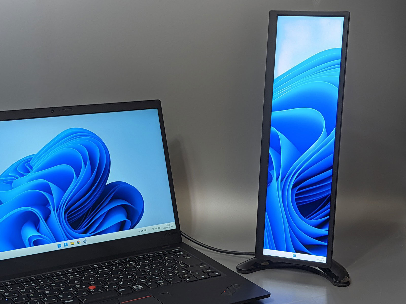 アスペクト比37：10！ 「横方向だけフルHD」の12.6型バー型