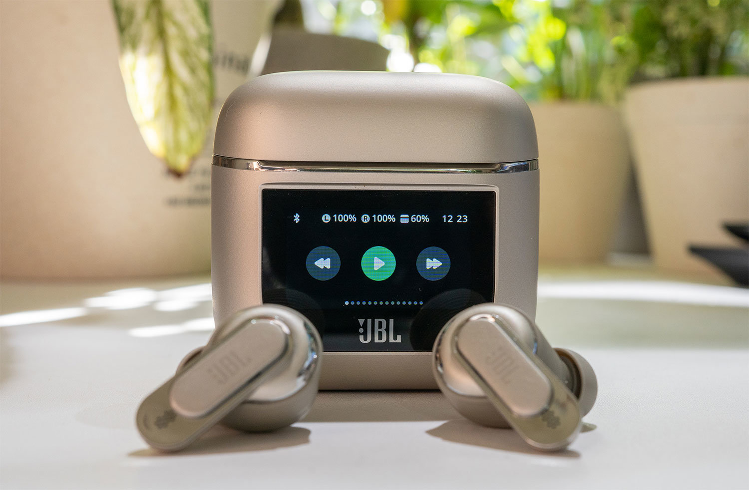 その手があったか！ 「JBL TOUR PRO 2」のタッチ操作可能な充電ケース