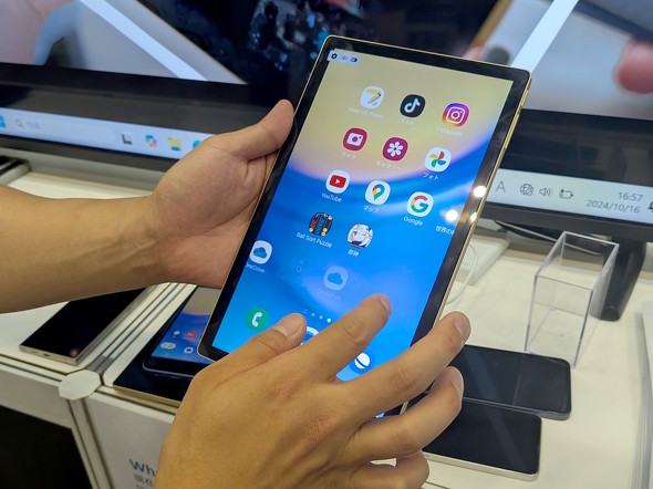 スマホをタブレット代わりに！ teamSの10型モバイルディスプレイ