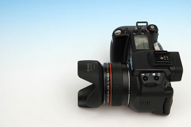 コンパクトなボディにLレンズ＆800万画素CCDを搭載――キヤノン