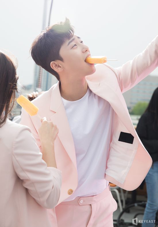 パク・ソジュン、ドラマ「サム、マイウェイ」撮影現場での写真公開